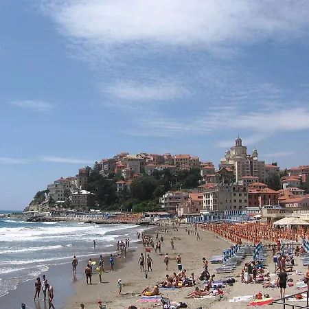 Lazzarini Giorgia Con Piscina Condivisa 2km Dal Mare * Imperia