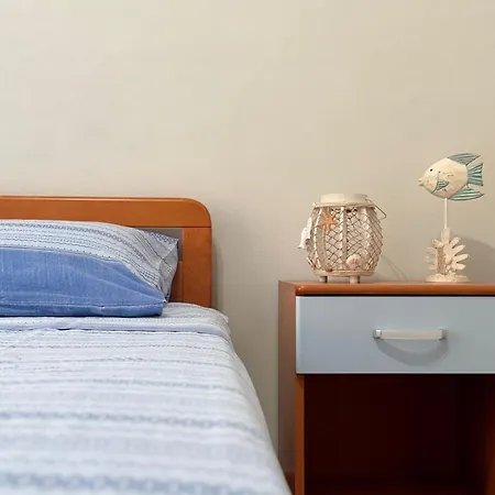 Lazzarini Giorgia Con Piscina Condivisa 2km Dal Mare Imperia